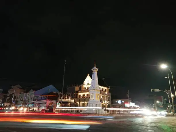 suasana malam dimulai dari tugu