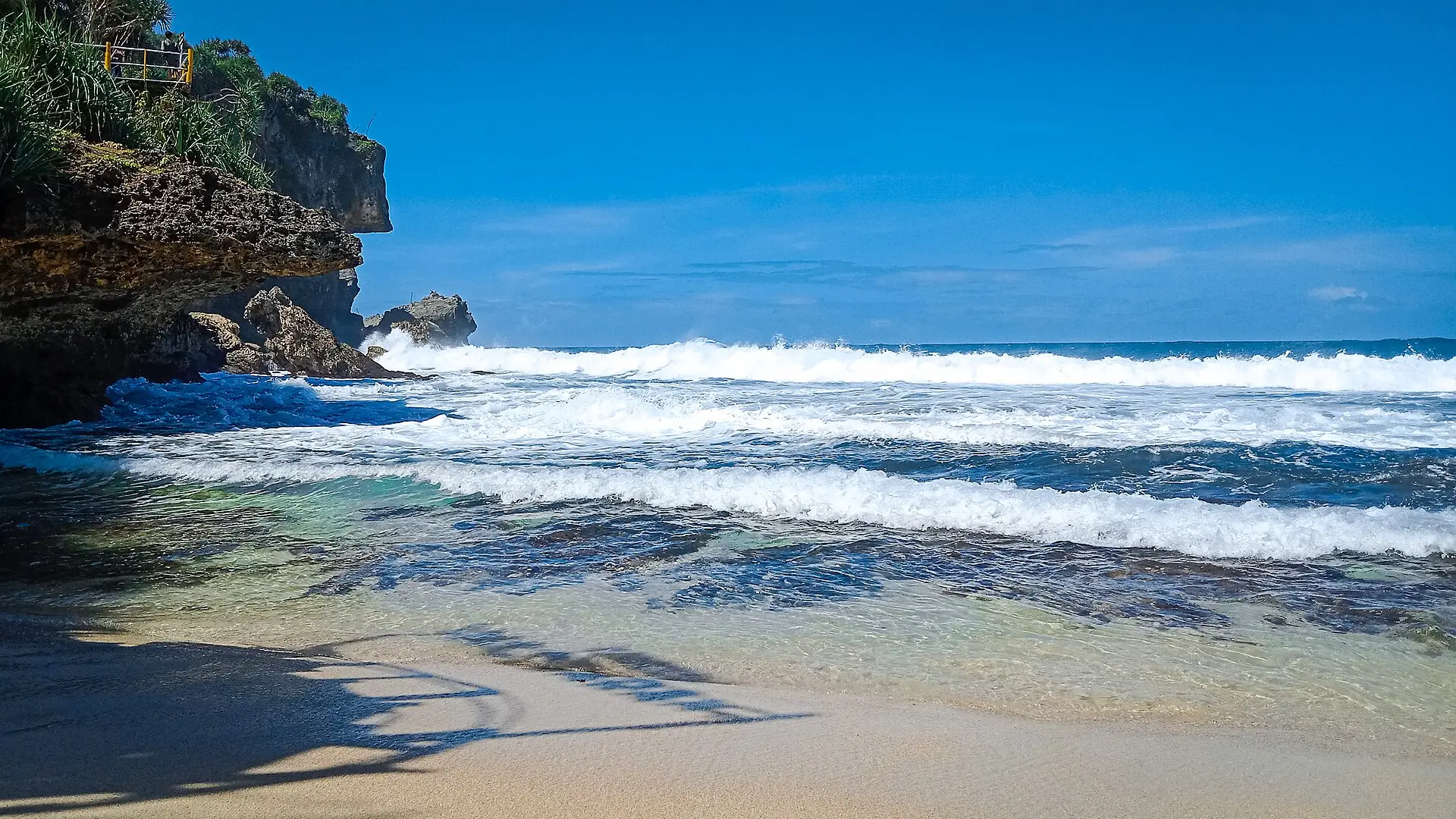 suasana pantai ngobaran di Jogja