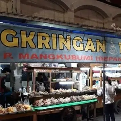 suasana malam angkriingan di jogja