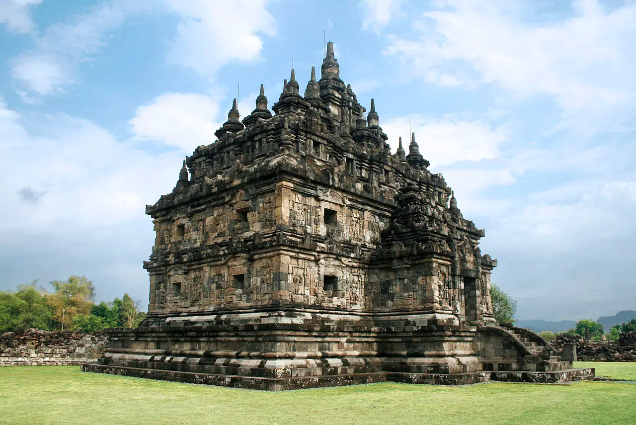 Featured image for Candi Plaosan: Keunikan Arsitektur Hindu-Buddha di Jogja - 3J Tour Candi Plaosan: Keunikan Arsitektur Hindu-Buddha di Jogja