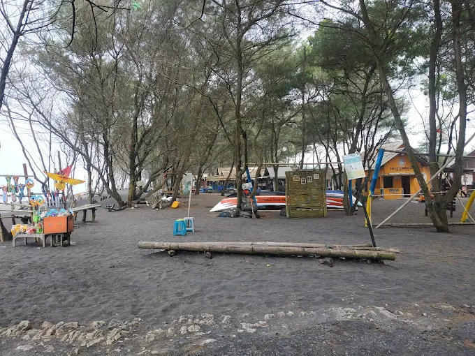 gambar suasana warung di pantai pandansimo