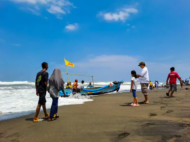 suasana ramai pantai depok