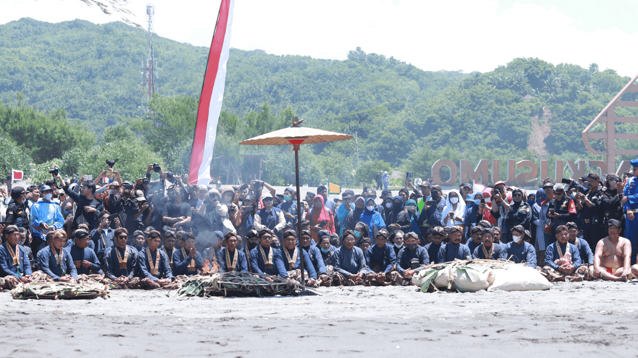foto aktivitas ritual di pantai parangkusumo