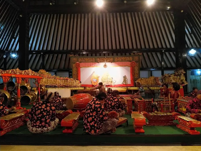 Foto Museum Sonobudoyo Yogyakarta dengan arsitektur khas Jawa dan koleksi artefak budaya