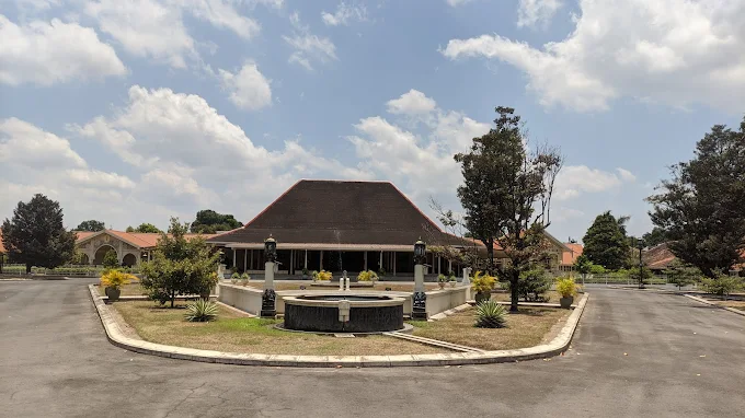 Foto Puro Pakualaman Yogyakarta dengan gerbang megah dan arsitektur Jawa klasik, istana Kadipaten bersejarah