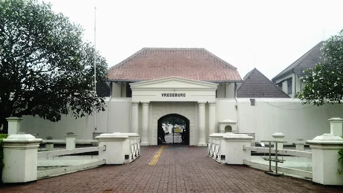 Foto Benteng Vredeburg Yogyakarta dengan bangunan kolonial dan suasana museum perjuangan di pusat kota
